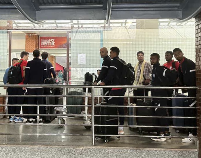 बंगलादेशी फुटबल टिम लिन सेनाको विशेष विमान